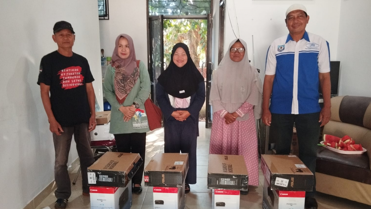 Peningkatan Efektivitas Administrasi Pendidikan di Desa Gadung Melalui Bantuan Perangkat Teknologi
