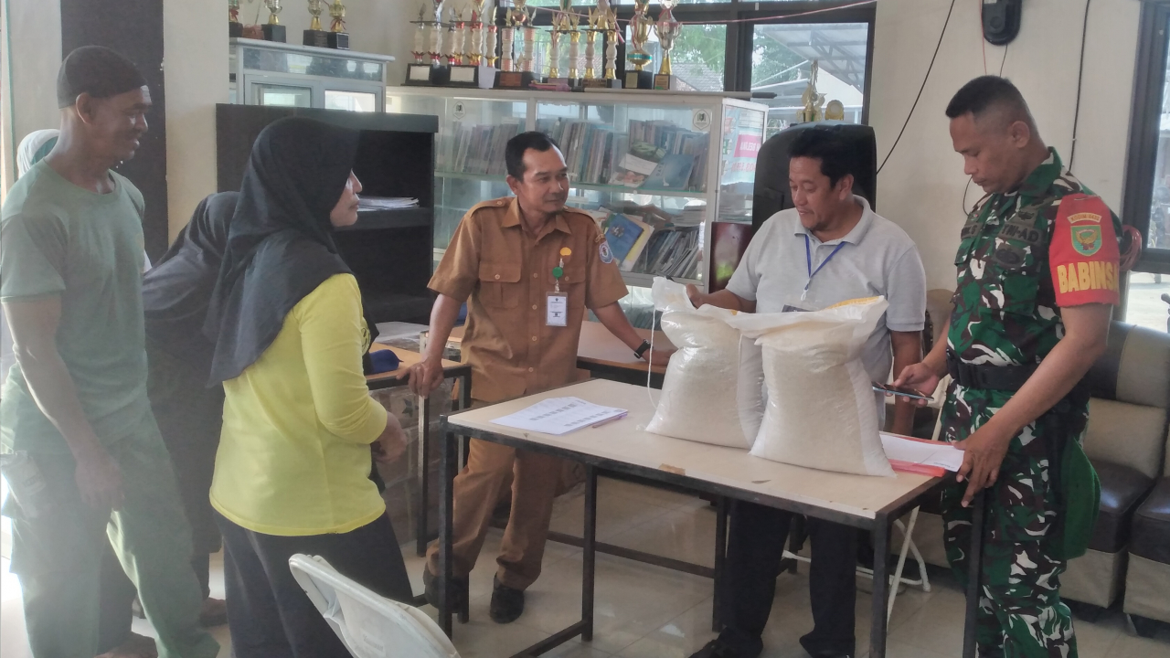 Penyaluran Bantuan Pangan Tahun 2025 di Desa Gadung
