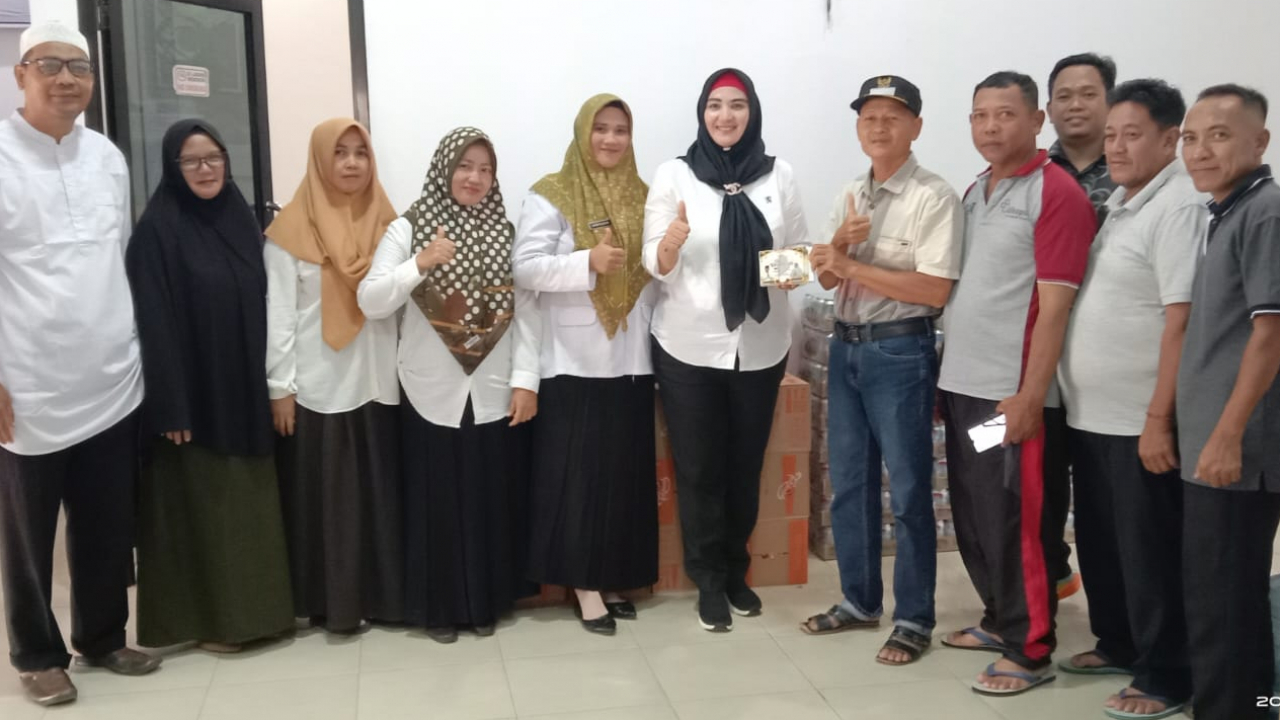 Wakil Bupati Bangka Selatan Berbagi Bingkisan di Desa Gadung