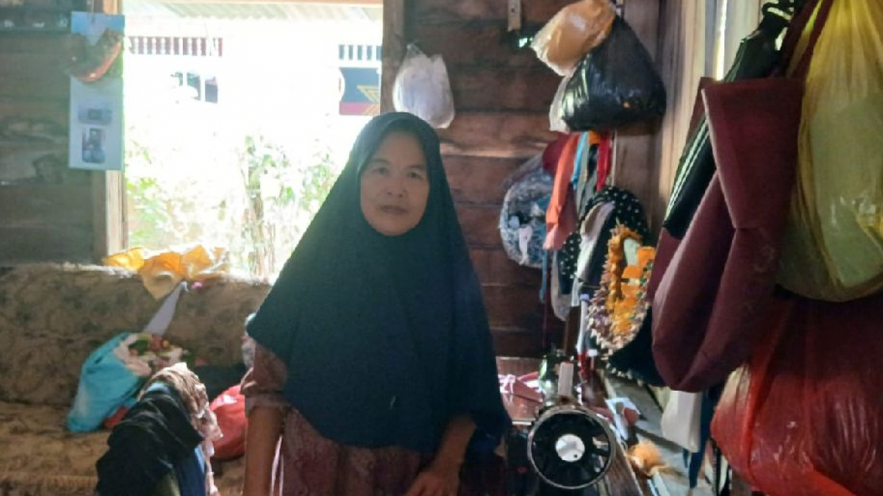 Menjahit Baju (Erniyati)