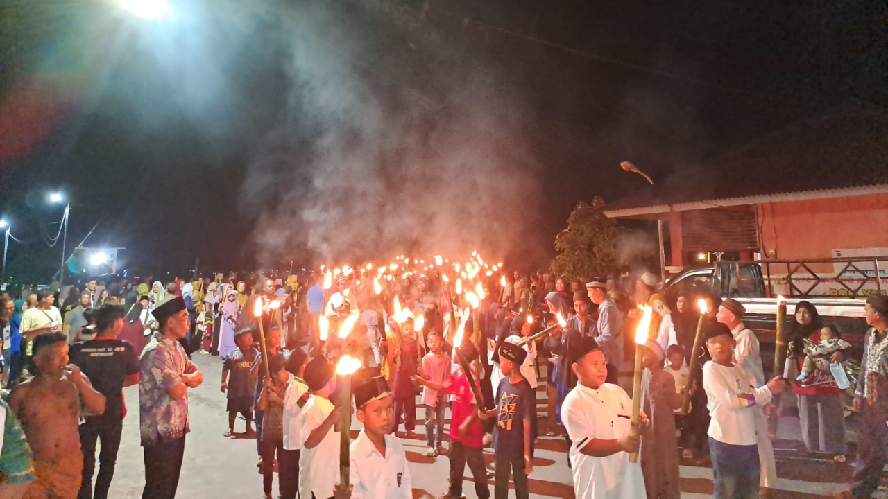 **Meriahnya Pawai Obor Awali Peringatan Maulid Nabi 1446 H di Desa Penutuk**