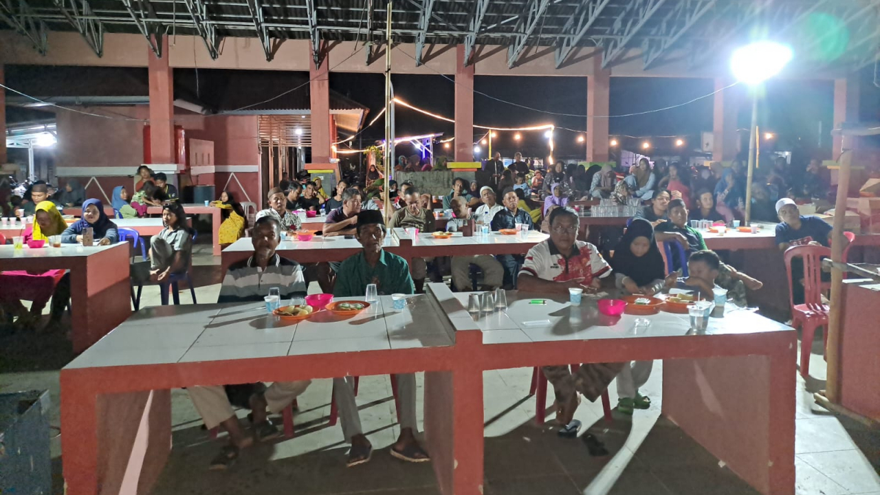 Antusias Masyarakat Nobar Debat Publik Pemaparan Visi & Misi Calon Bupati Bangka Selatan di Pasar Desa Penutuk
