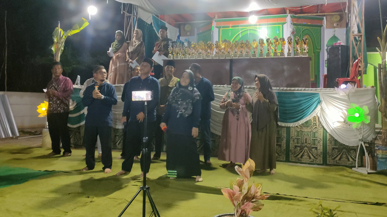 Panitia PHBI Desa Penutuk Tampil berSholawat Bersama Warga
