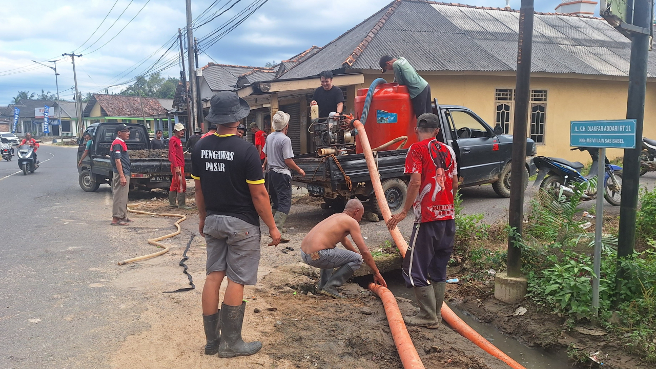 Gotong Royong Pembersihan Siring di Desa Airgegas