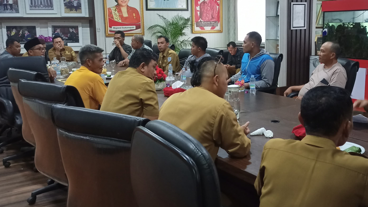 AUDIENSI PEMERINTAHAN DESA BANGKA KOTA , CAMAT SIMPANG RIMBA DAN PERWAKILAN MASYARAKAT KEPADA BUPATI BANGKA SELATAN