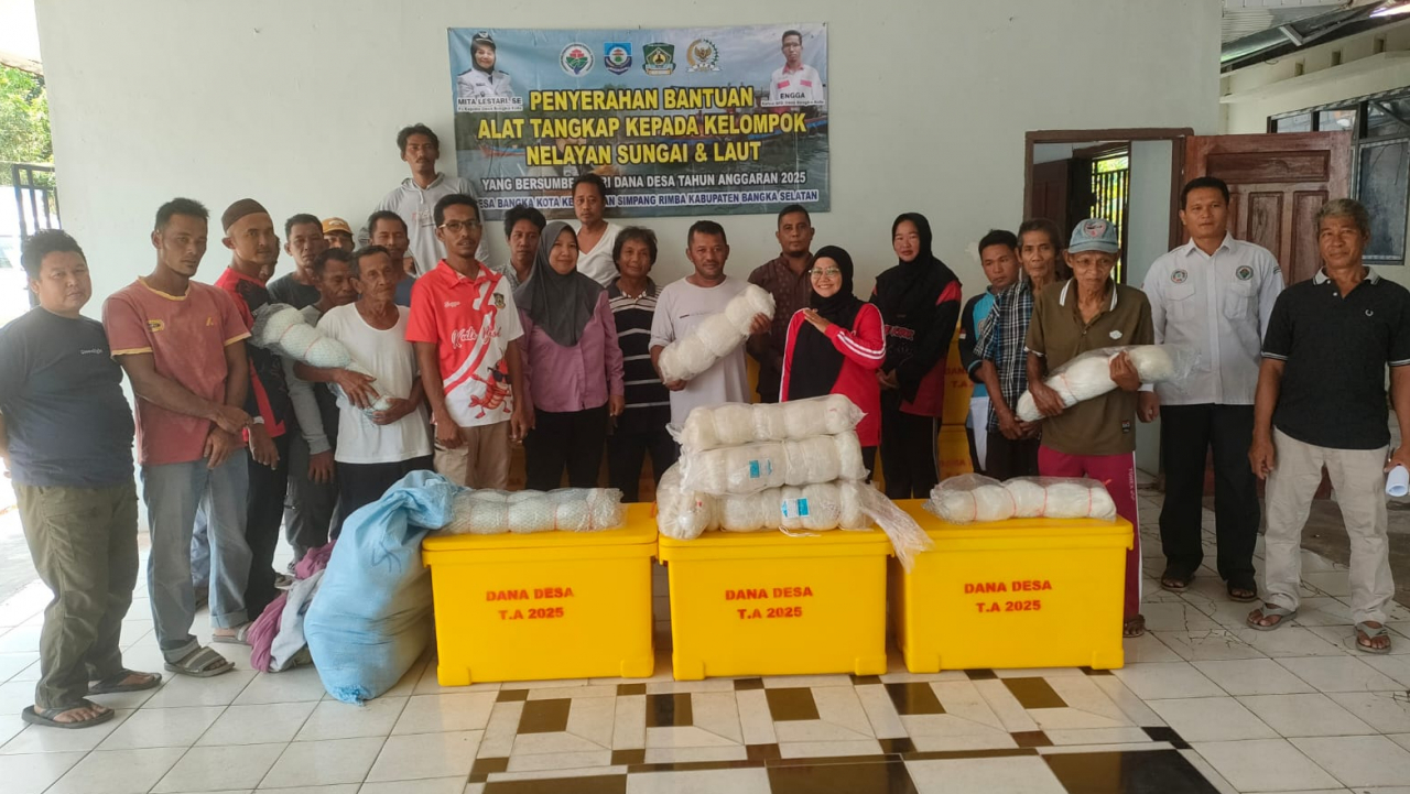 PENYERAHAN BANTUAN ALAT TANGKAP KEPADA 3 KELOMPOK NELAYAN DESA BANGKA KOTA