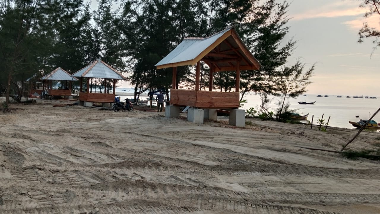 Menjelajahi Keindahan Pantai Laut Gedong di Desa Permis