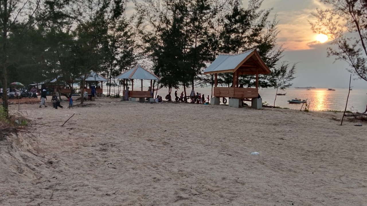 Menjelajahi Keindahan Pantai Laut Gedong di Desa Permis