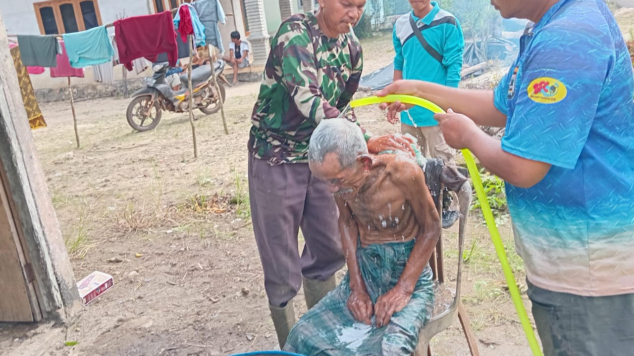 Gotong Royong di Rumah Salah Satu Warga Desa Malik