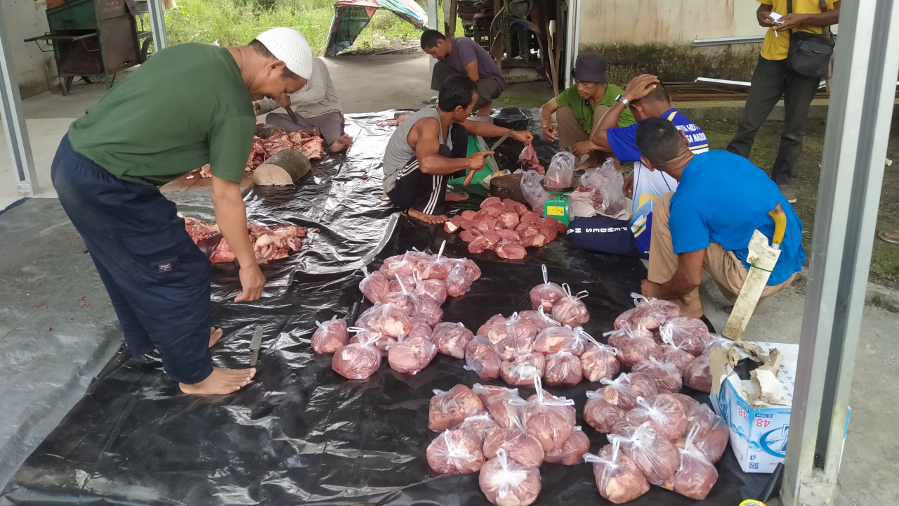 Baznas Bangka Selatan Salurkan Daging Qurban di Desa Nadung