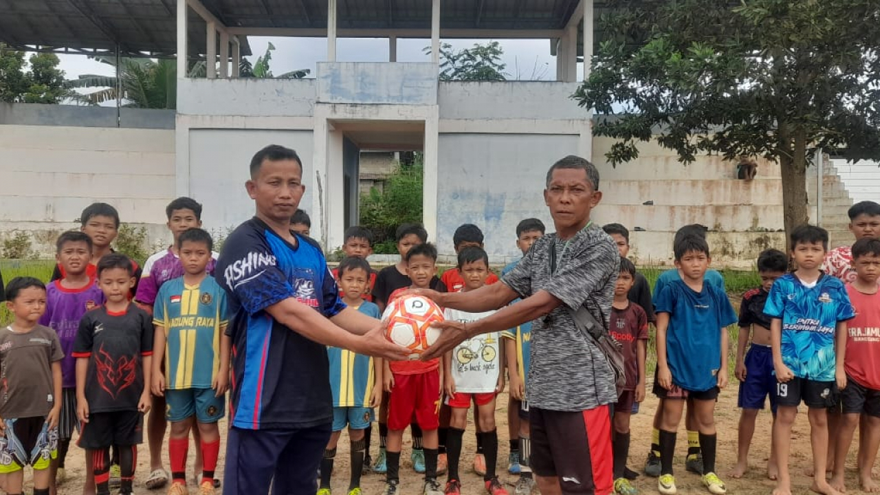 Desa Nadung Berikan Bola untuk Masa Depan Sepak Bola Usia Dini