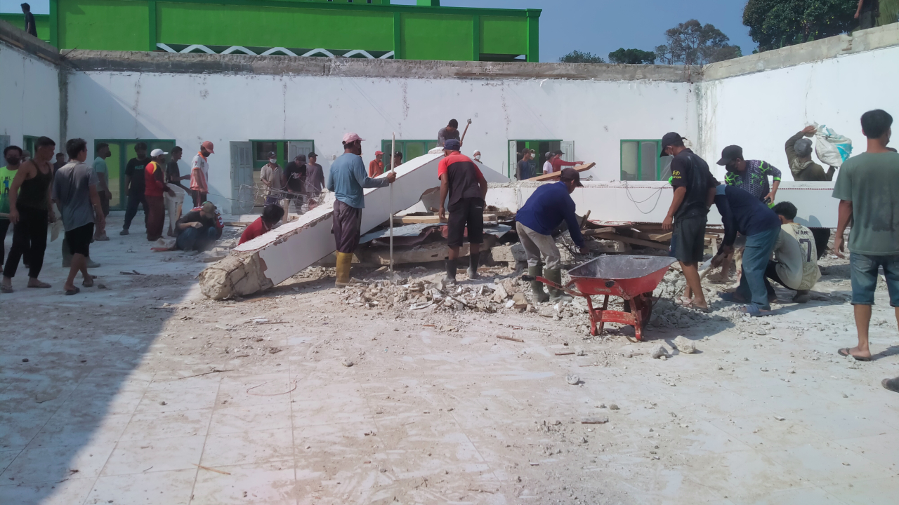 Warga Desa Nadung Gotong Royong Renovasi Masjid Baitturahman