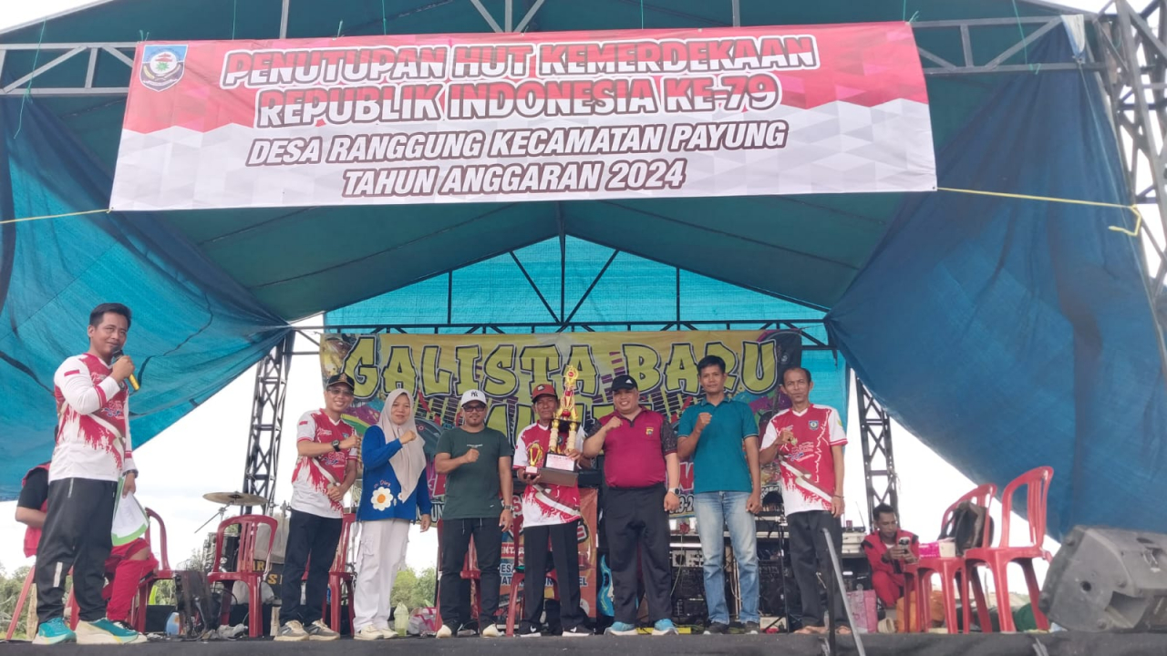 Penyerahan Trofi Pemenang Lomba HUT RI ke-79 di Desa Ranggung