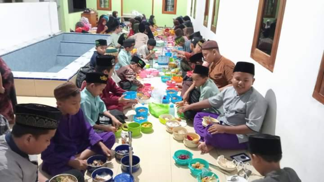 **Peringatan Maulid Nabi Dengan Tema Cinta Rasul dan Pengenalan Budaya "Nganggung" di Desa Ranggung**