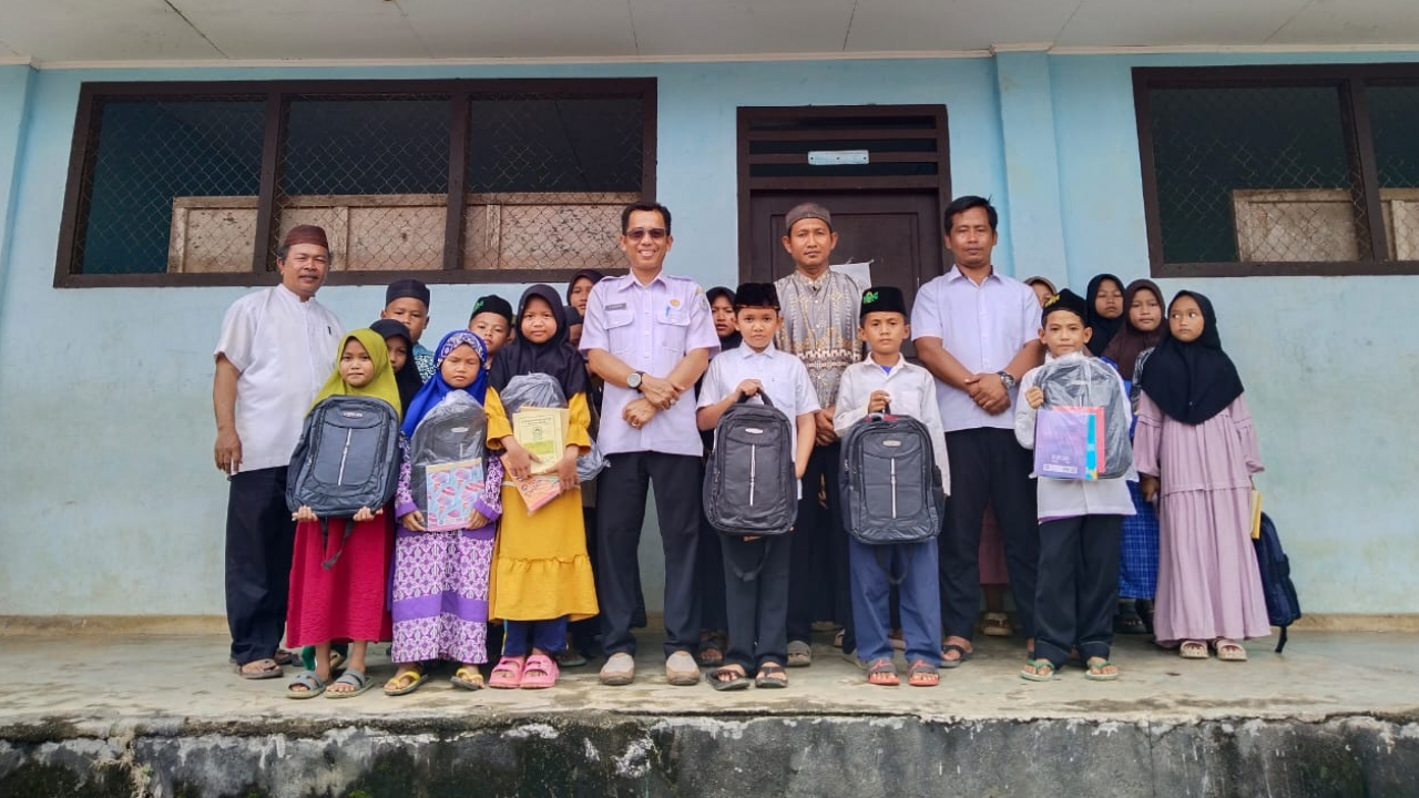 Pembagian Tas untuk Santri Berprestasi di TPA Desa Ranggung
