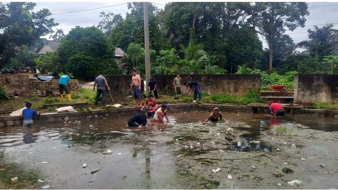Kerja Bakti Desa Ranggung: Pemandian Air Barat Bersih