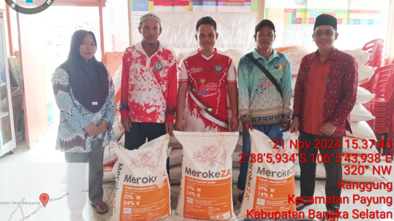 Guna Mendukung Ketahanan Pangan, Pemdes Ranggung Salurkan 5 Ton Pupuk untuk Petani Padi Ladang.