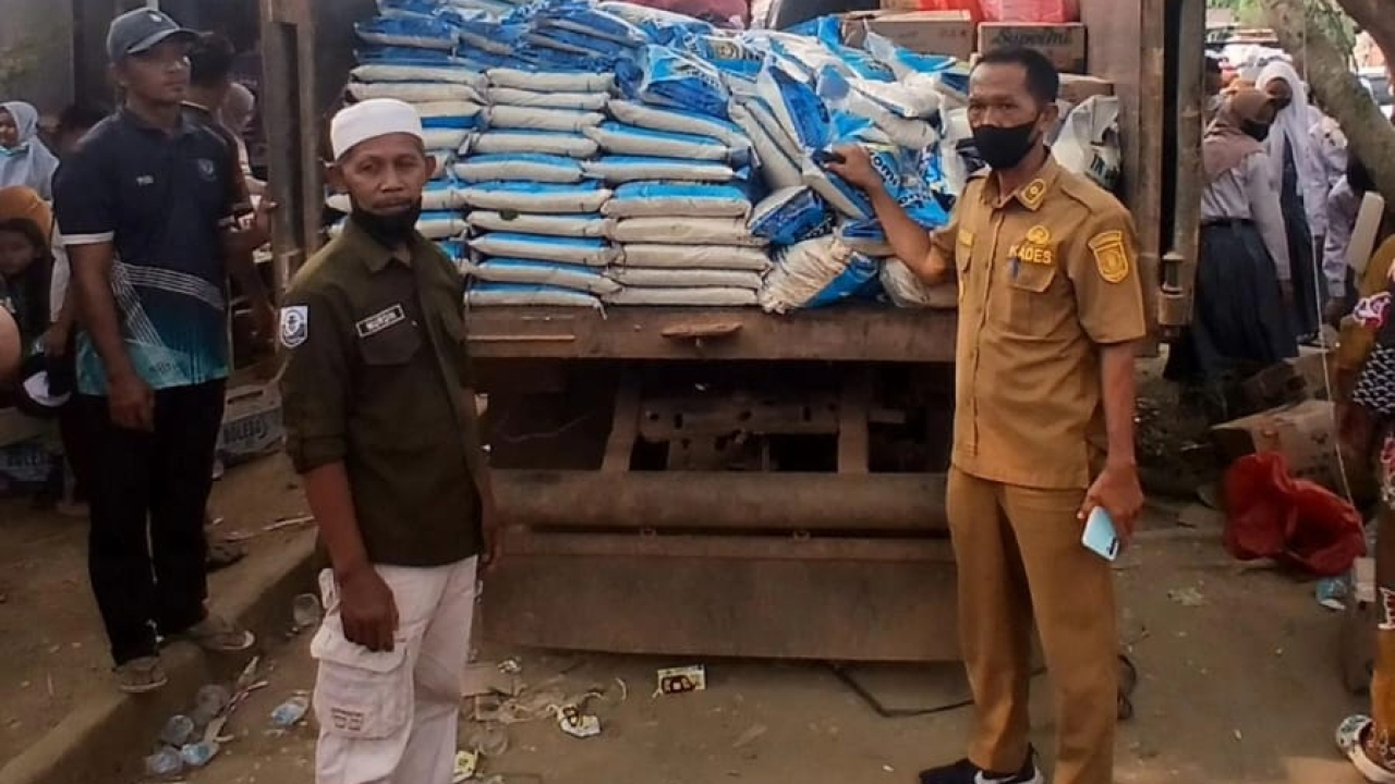 Pemdes Pasir Putih Salurkan Bantuan dari Masyarakat dan Perusahaan Tambak Udang untuk Korban Kebakaran Dusun Serdang, Desa Jelutung II