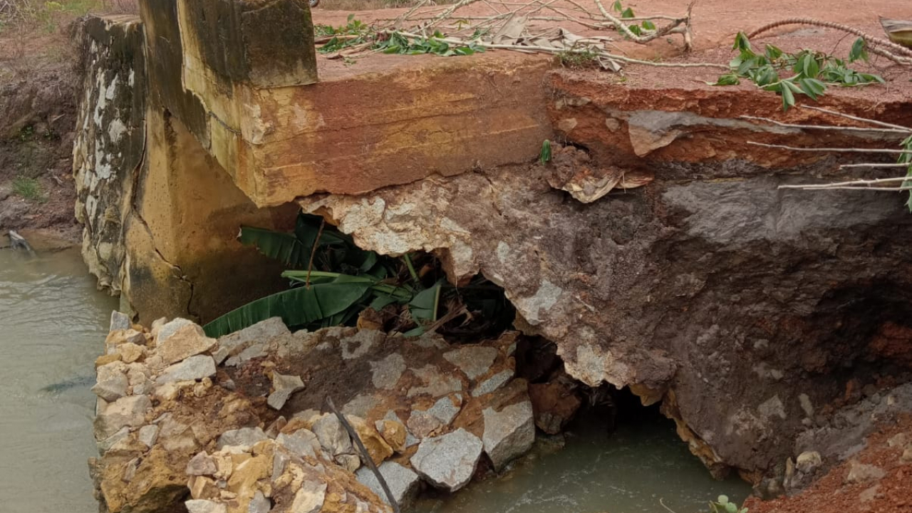 Jembatan Runtuh Akibat Hujan Deras di Desa Pasir Putih