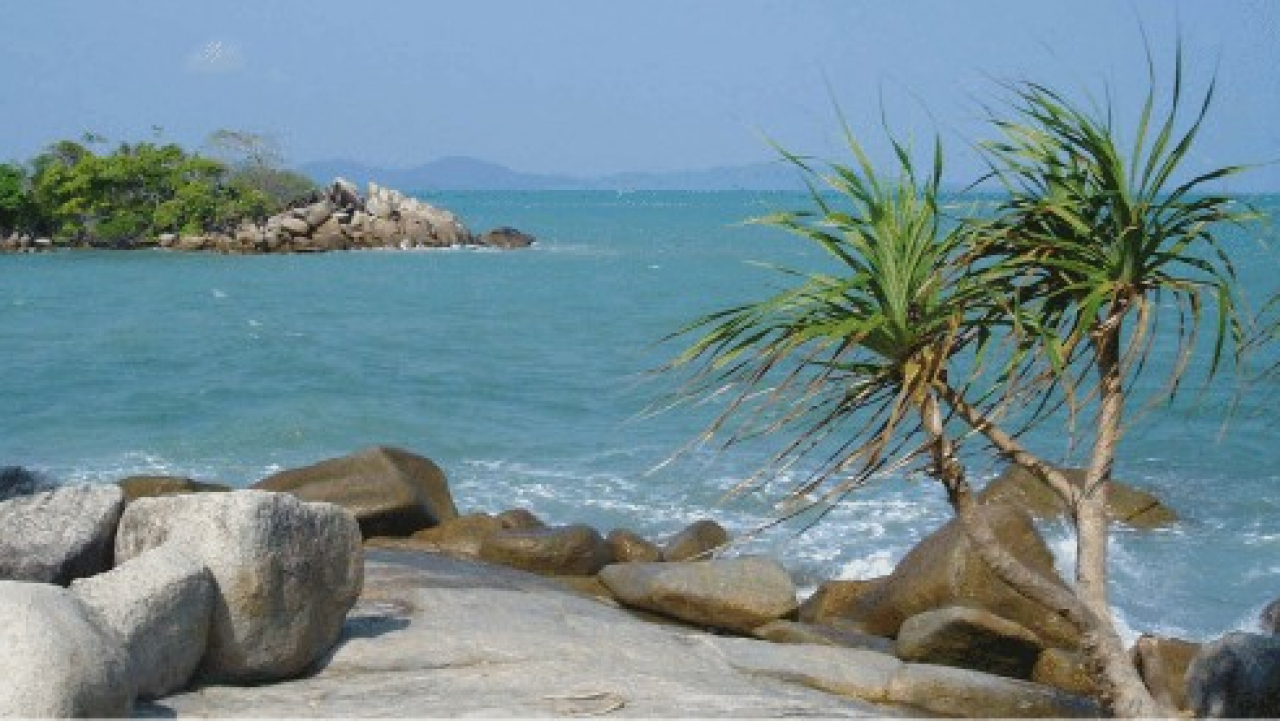 Menikmati Keindahan Pantai Tanjung Kerasak di Desa Pasir Putih