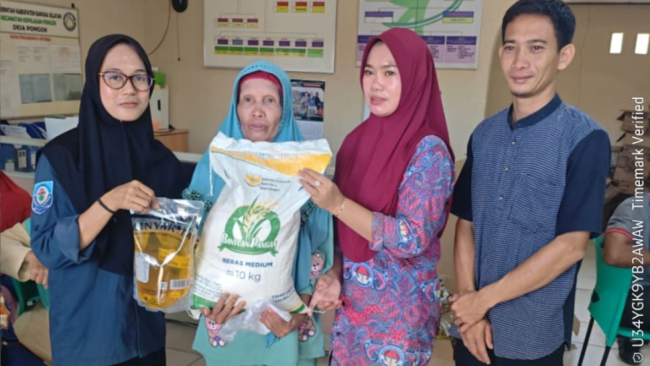 Pemerintah Desa Pongok Salurkan Bantuan Beras dan Minyak Goreng Sawit dari Bulog untuk Warga