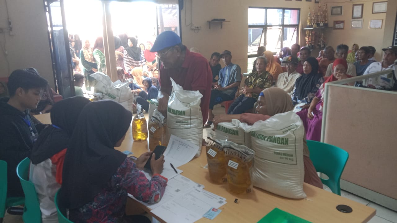 Pemerintah Desa Pongok Salurkan Bantuan Beras dan Minyak Goreng dari BULOG