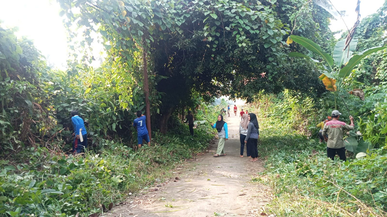 Gotong Royong Pembersihan Jalan Menuju SDN 2 Kepulauan Pongok