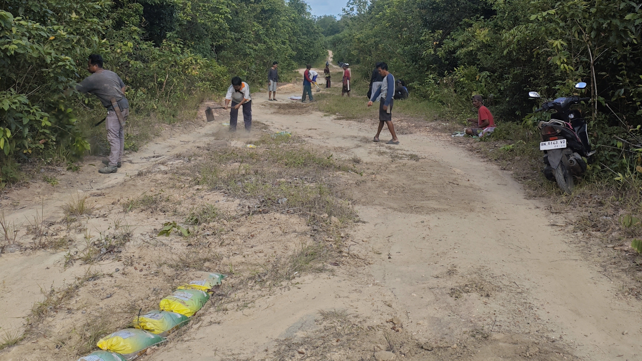 Gotong Royong di Jalan Menuju Wisata Batu Tambun