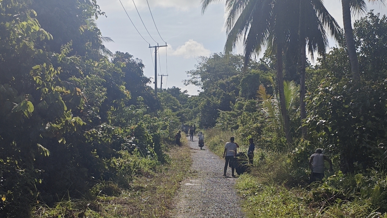 Gotong Royong di Jalan Menuju Dusun Padang Keladi