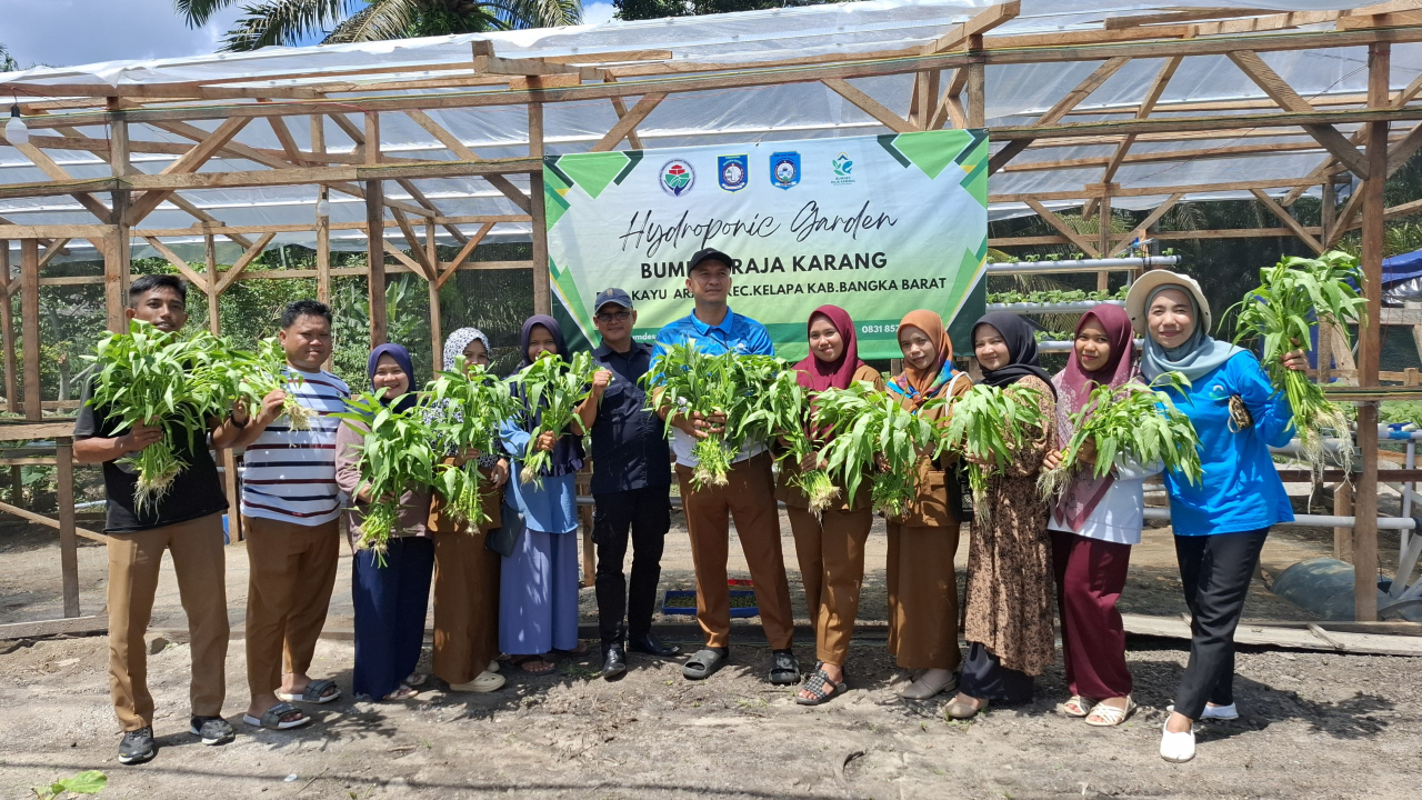 BUMDes Raja Karang Sukses Gelar Panen Perdana Tanaman Hidroponik