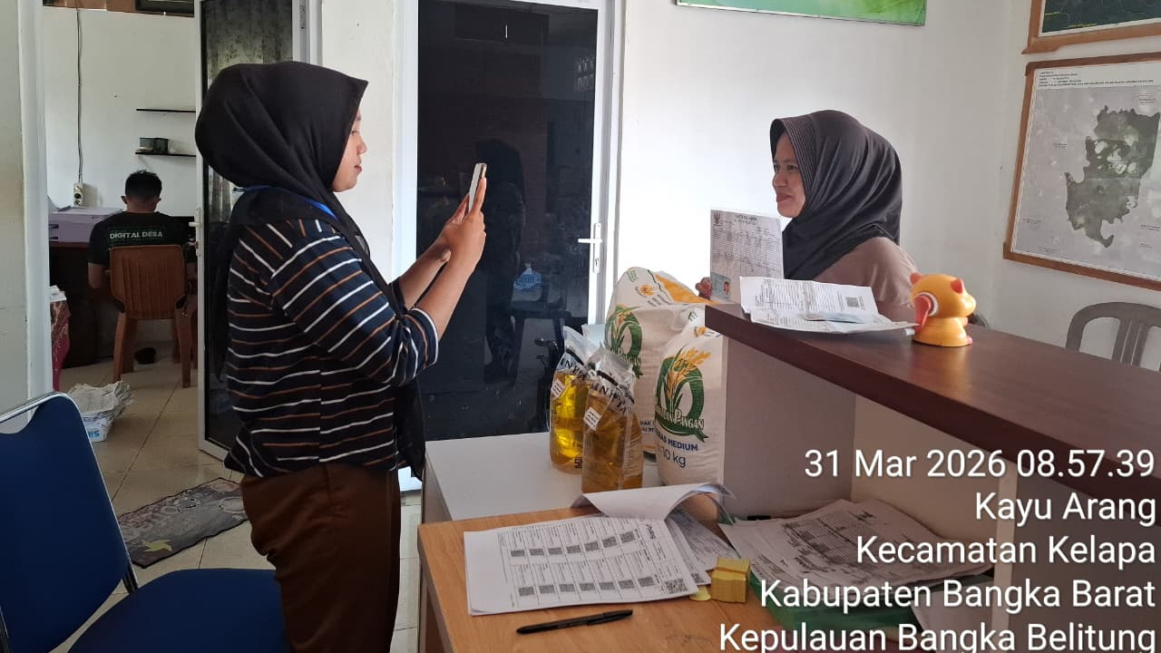 Desa Kayu Arang Salurkan Bantuan Pangan Beras dan Minyak Goreng kepada 116 Penerima