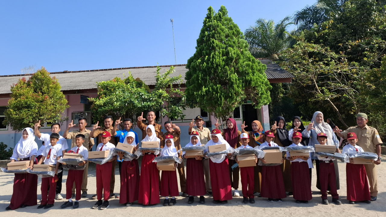 Kepala Desa Kayu Arang Berikan Penghargaan kepada Siswa Berprestasi Akademik di SD Negeri 7 Kelapa