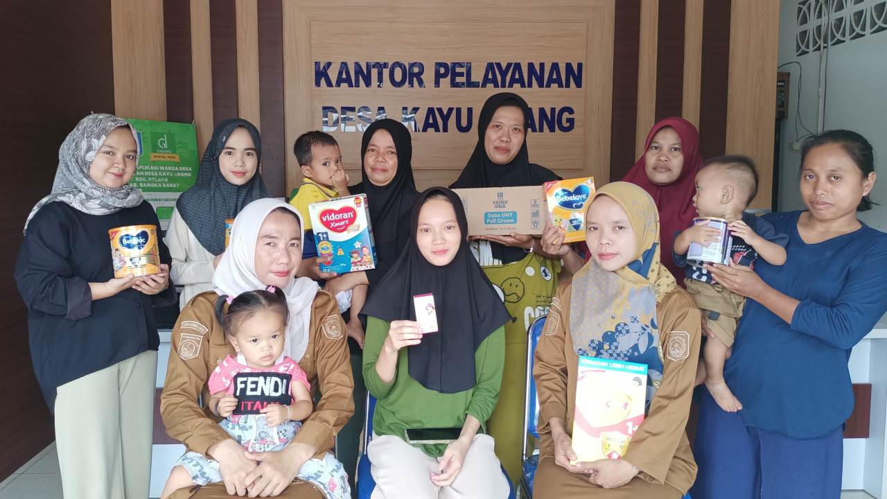 PEMERINTAH DESA KAYU ARANG BAGIKAN SUSU UNTUK BALITA STUNTING DAN VITAMIN UNTUK IBU HAMIL KEK