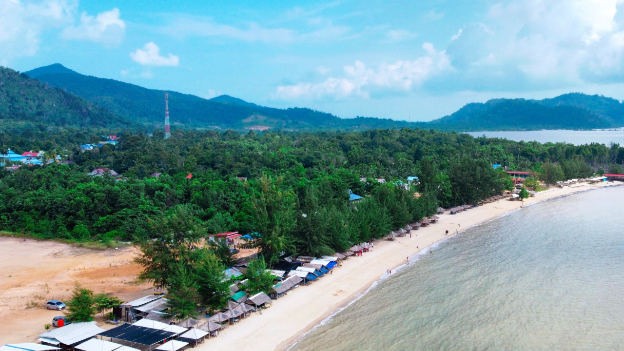 Menikmati Keindahan Alam Desa Pongkar: Pantai, Gunung, dan Air Terjun