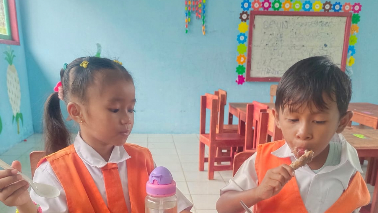Senyum Ceria dan Lahapnya Anak-Anak PAUD Permata Bunda Nikmati Menu Gizi Dana Desa Teluk Buton