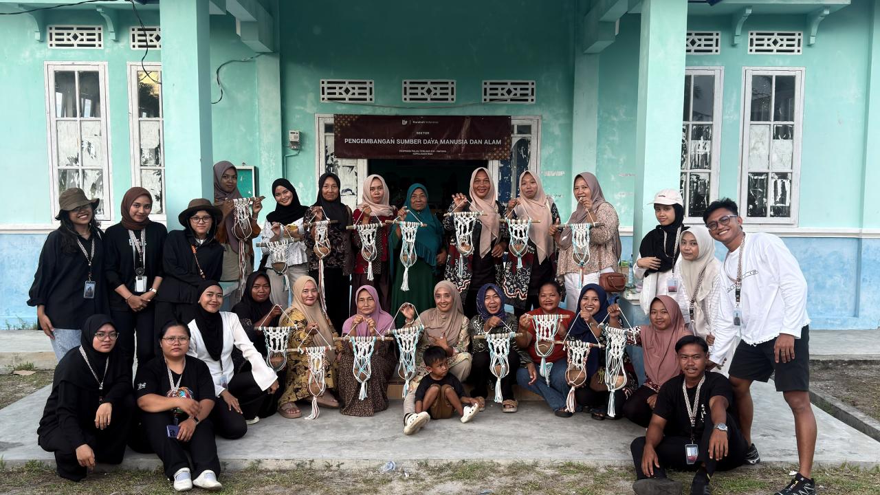 Yayasan Barakati Indonesia Ajak Ibu-Ibu PKK Desa Teluk Buton Kreatif Membuat Kerajinan Tangan Bernilai Ekonomis
