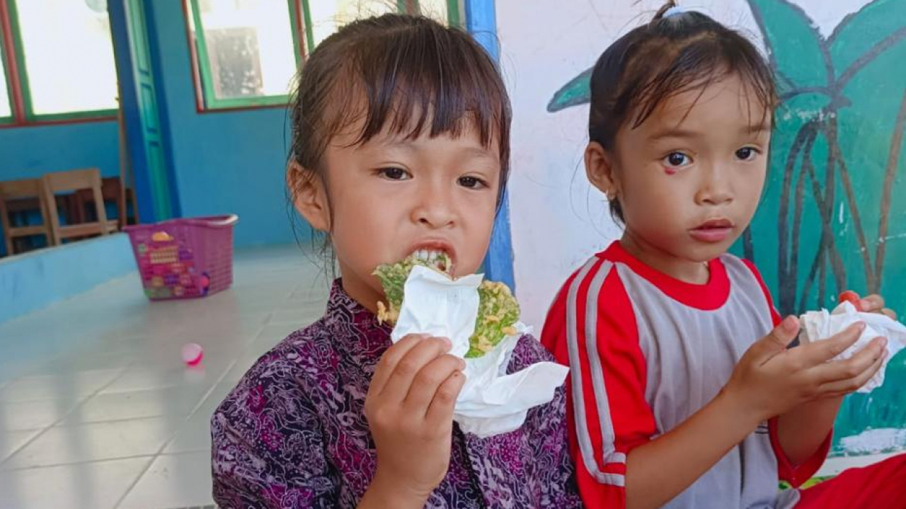 Keceriaan Anak-Anak PAUD di Desa Teluk Buton Natuna Saat Menikmati Program Makanan Tambahan (PMT)