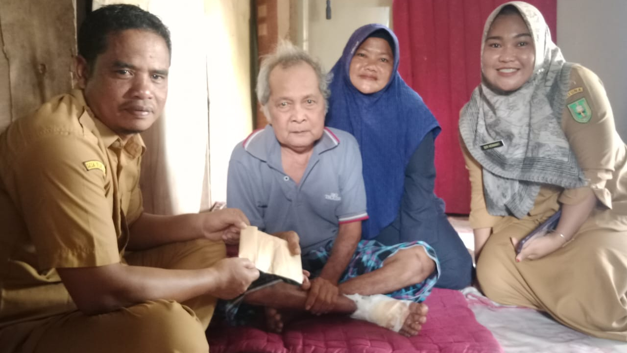 Jenguk Mantan Kadun yang Jatuh Sakit, Kepala Desa Ajak Aparatur Desa Berbagi Rezeki