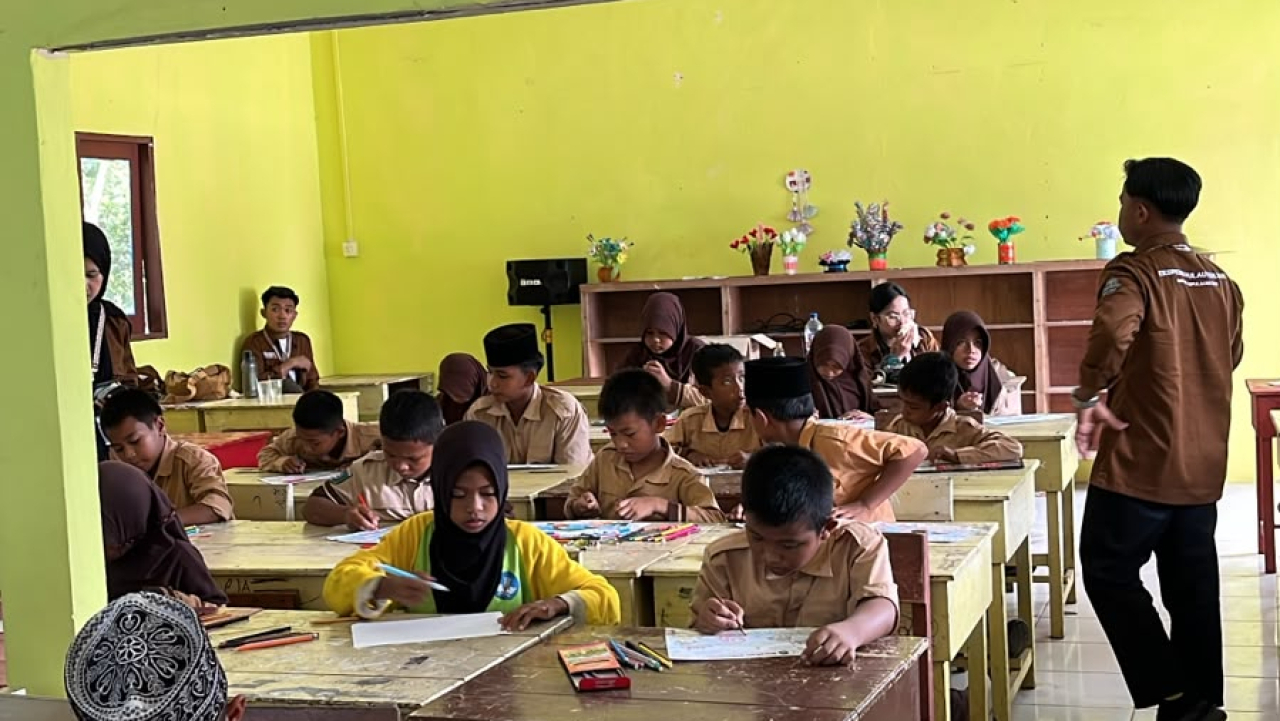 Yayasan Barakati Indonesia Pulau Terluar 11 Berikan Edukasi Mangrove kepada Pelajar SD dan SMP di Desa Teluk Buton