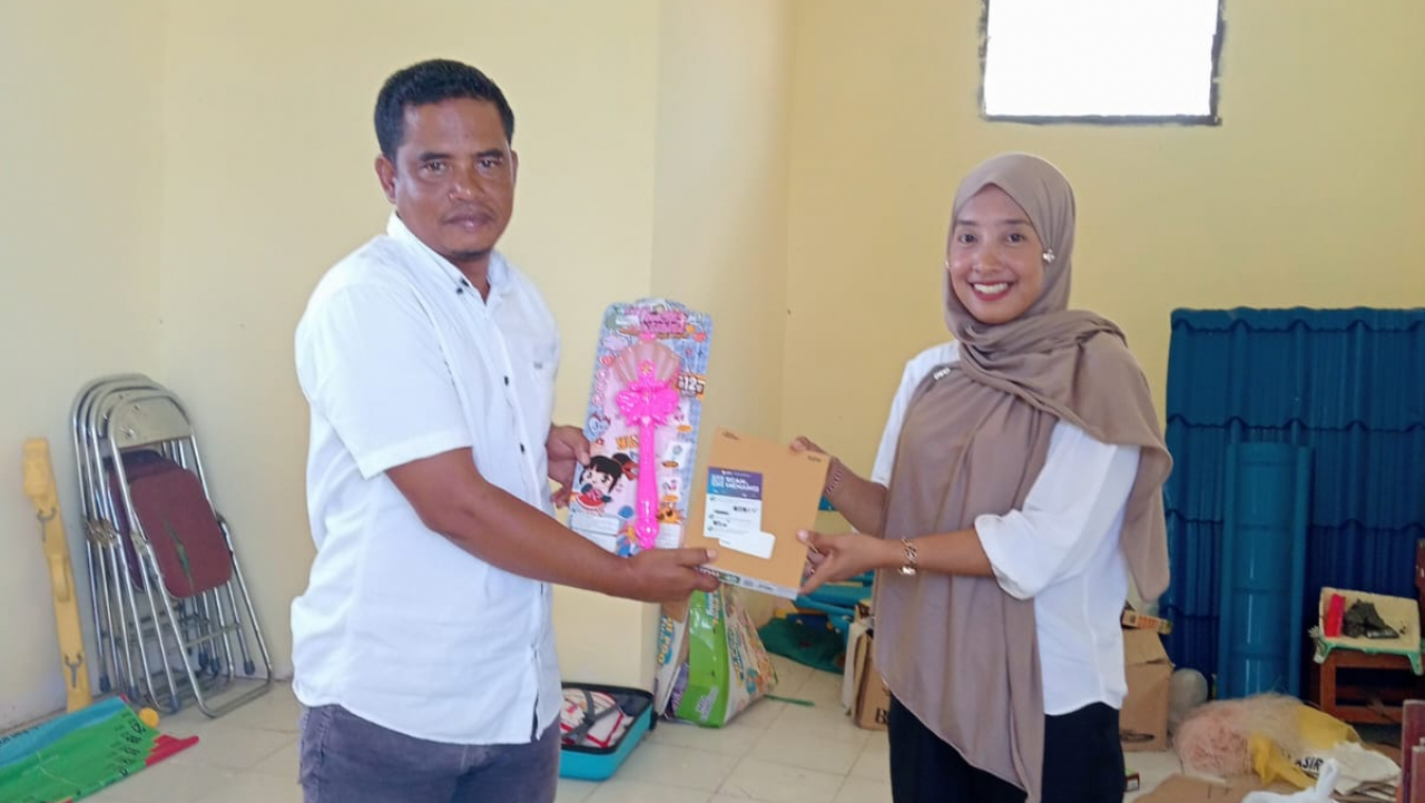 Kepala Desa Teluk Buton Tinjau Posyandu Balita, Serahkan Dorprize dan PMT Stunting untuk Kader