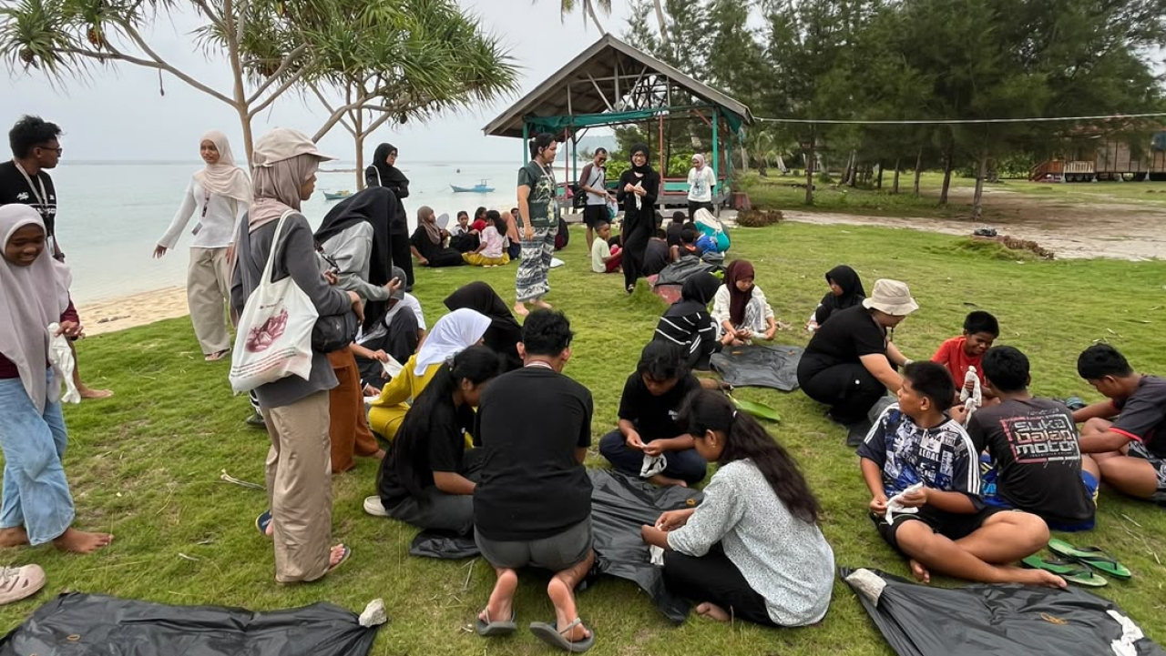 Yayasan Barakati Indonesia Gelar Kegiatan Edukasi Kreatif bagi Anak-anak SD dan SMP di Pantai Pak Haji Jung, Desa Teluk Buton