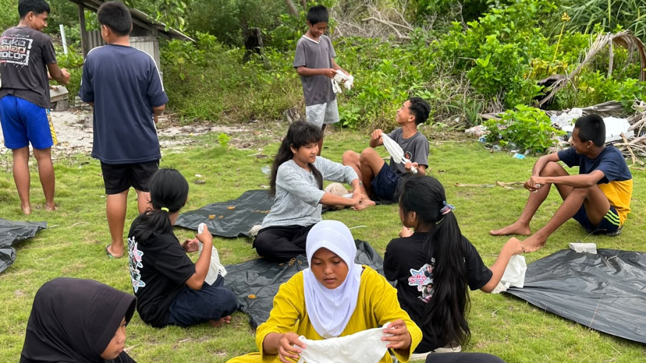 Senyum Ceria Anak-anak SD dan SMP Warnai Kegiatan Yayasan Barakati Indonesia di Desa Teluk Buton