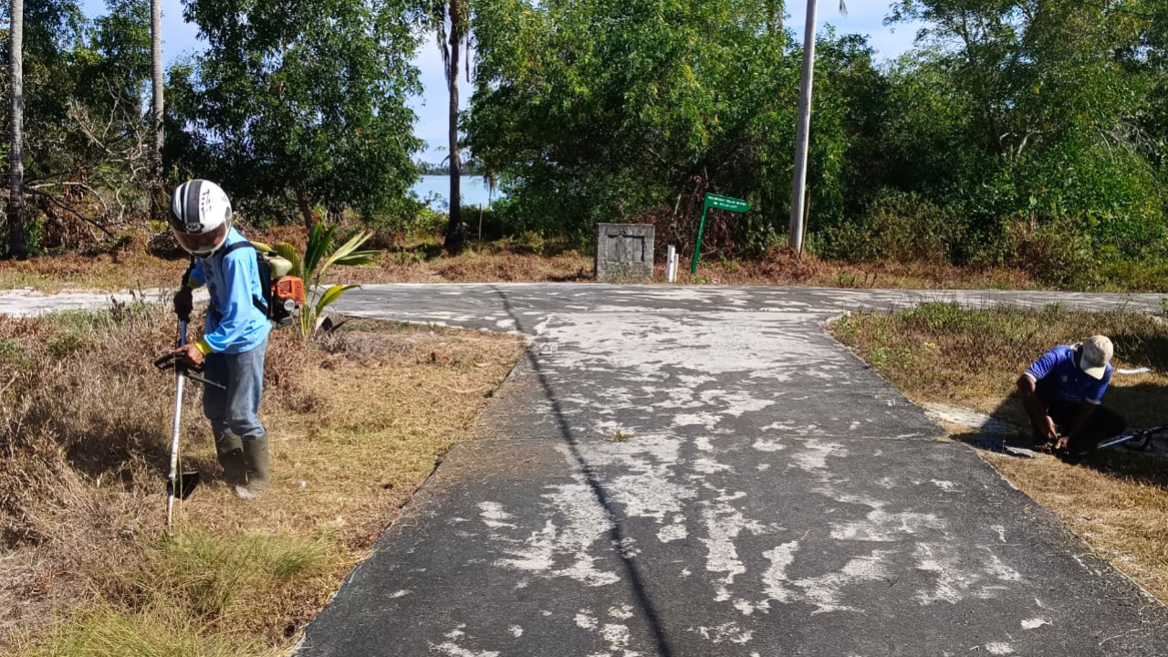 Gotong Royong Warga Teluk Buton: Jalan Mulus, Desa Maju!