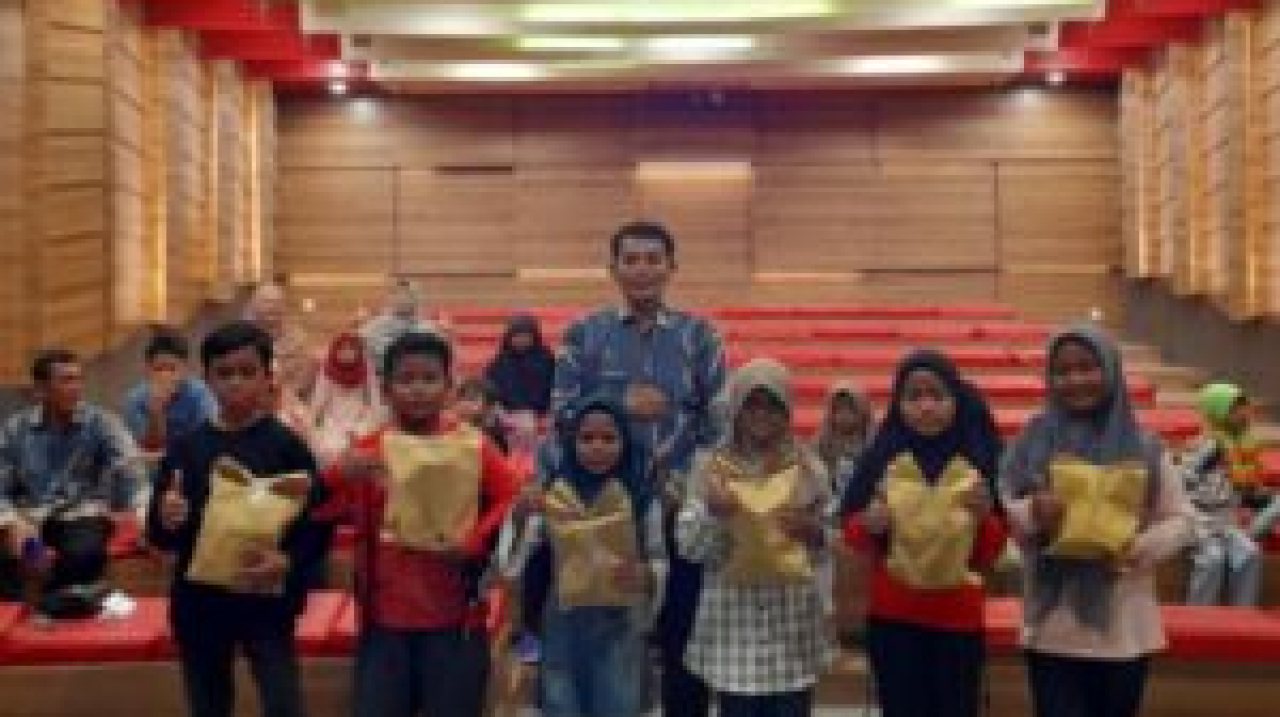 Untuk meningkatkan kunjungan Perpudes Rona Niscala memberikan Doorprize