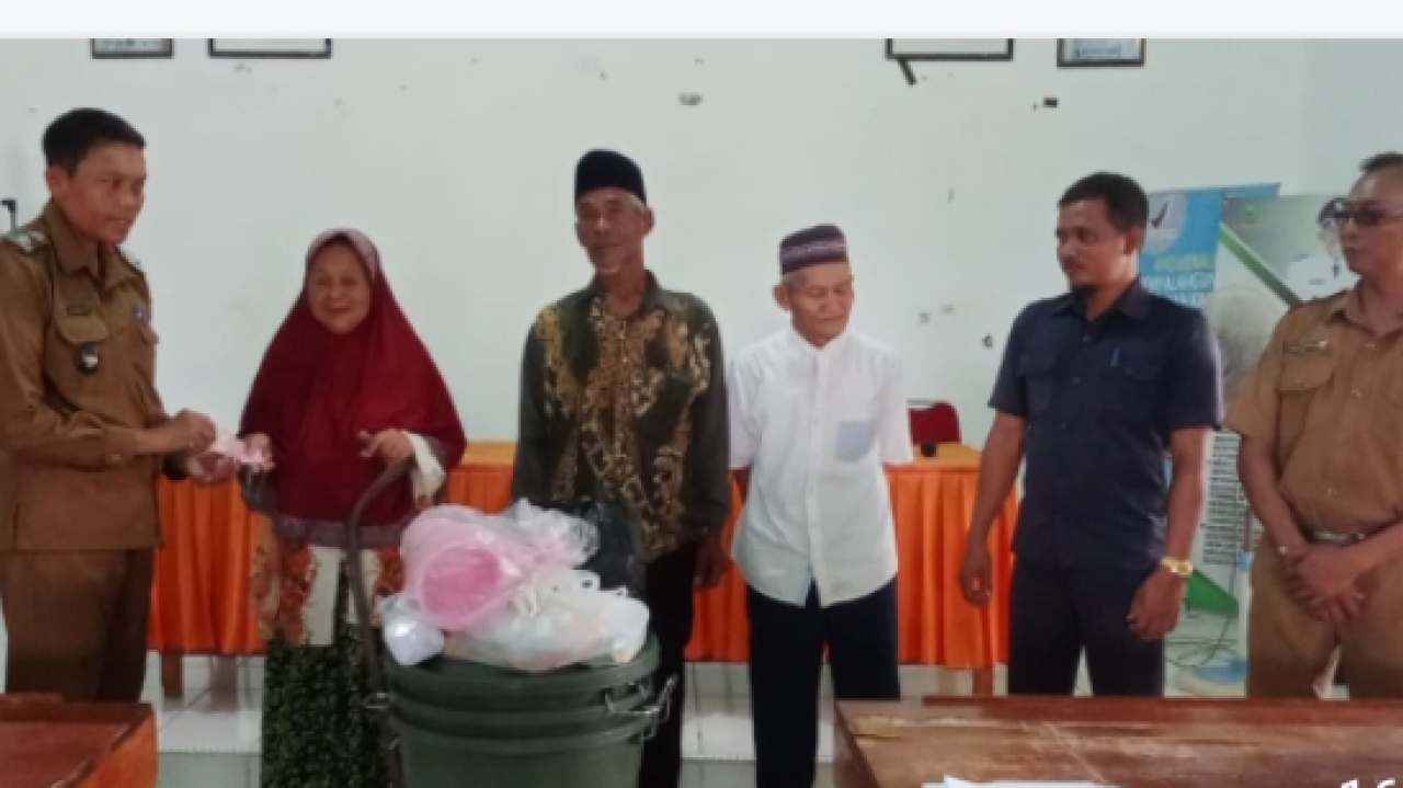Pemdes Air Lengit menyalurkan insentif kepada petugas rukun kematian