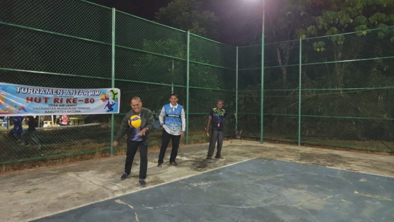 Camat Bunguran tengah membuka turnamen antar RW dalam rangka HUT RI ke-80