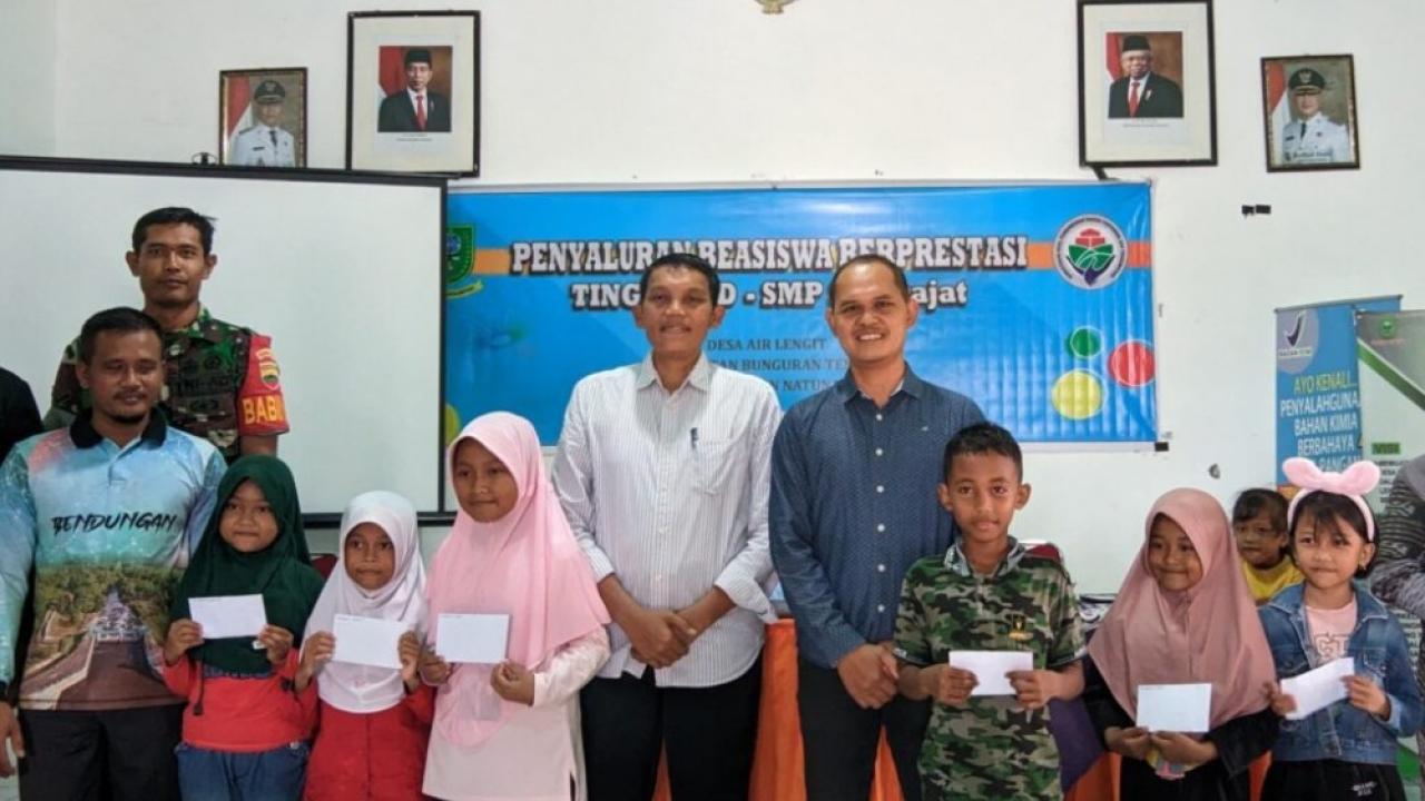 Pemdes Air Lengit menyalurkan beasiswa berprestasi tingkat SD-SLTP Sederajat