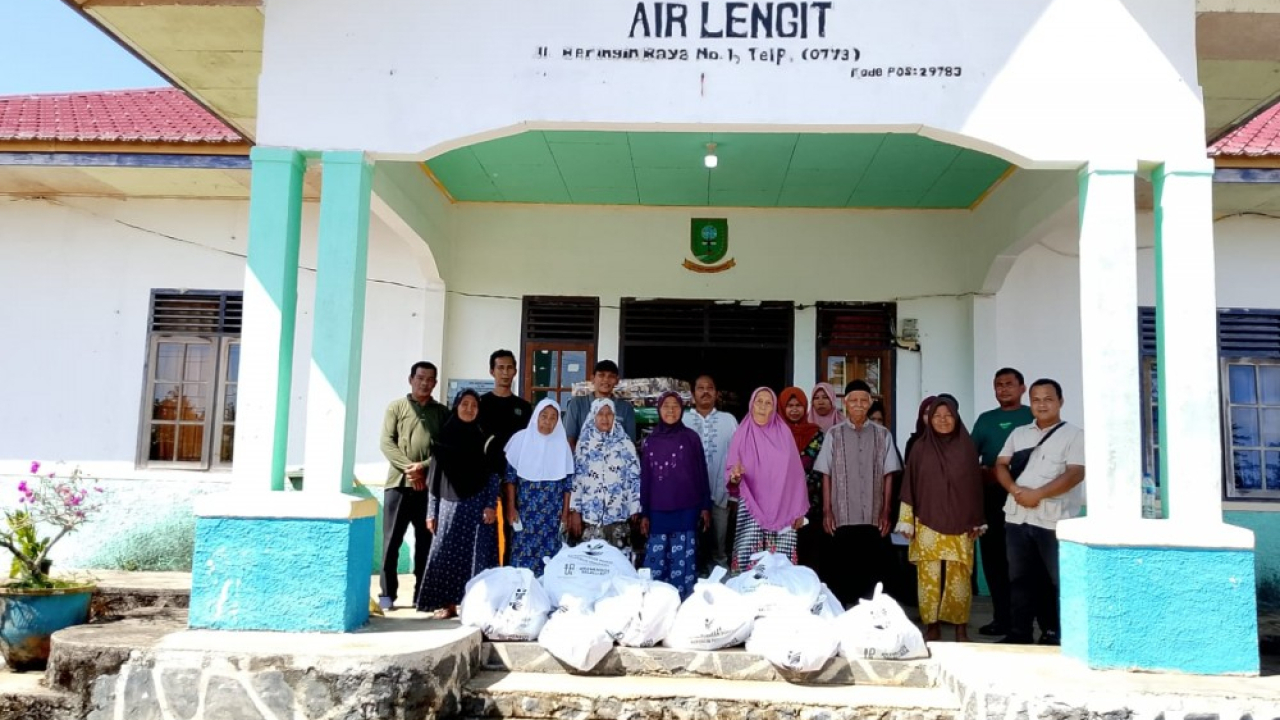 BANTUAN SOSIAL DARI KEMENTERIAN SOSIAL KEPADA 18 WARGA DESA AIR LENGIT