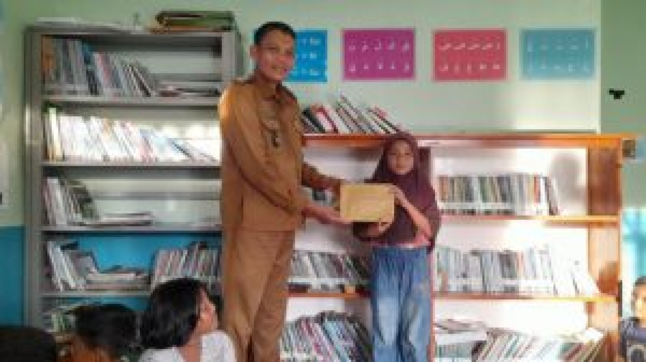 Kades kembali memberikan dorprize kepada pengunjung Perpusdes Rona Niscala