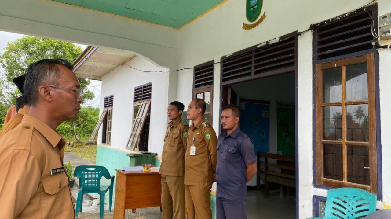 Apel rutin setiap hari Senin di Pemerintah Desa Air Lengit dihadiri oleh Camat Bunguran Tengah